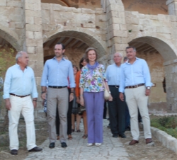 Doña Sofía junto al presidente de las Illes Balears, durante su visita a la Illa del Rei